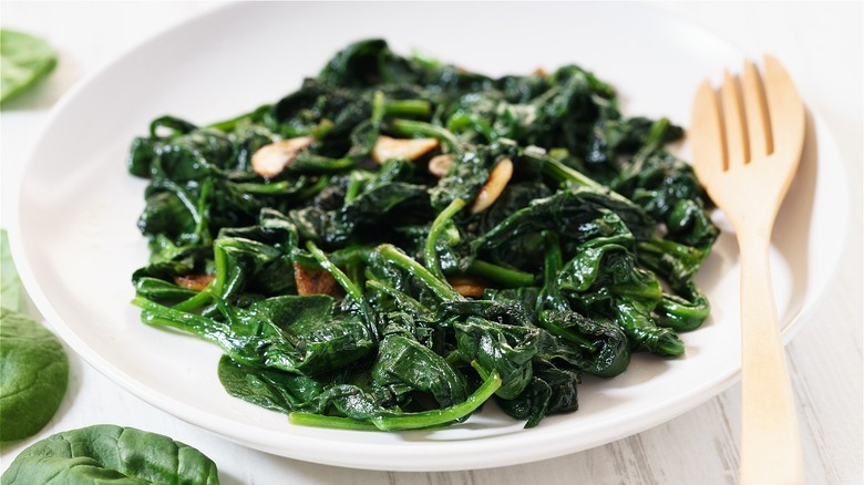 Steamed spinach with mushrooms