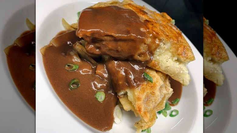 Boova shenkel with gravy and chives