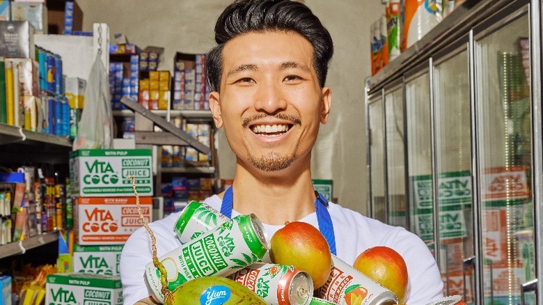 Calvin Eng hold mangos 