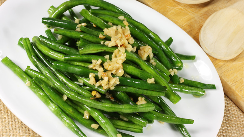 Plate of green beans with garlic