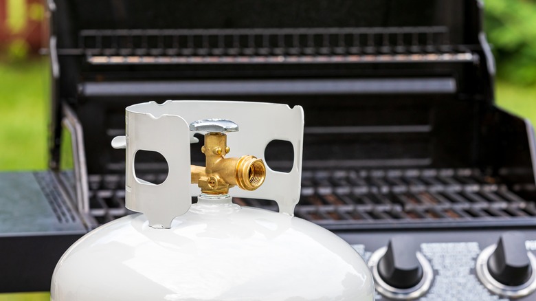 gas grill with fuel container