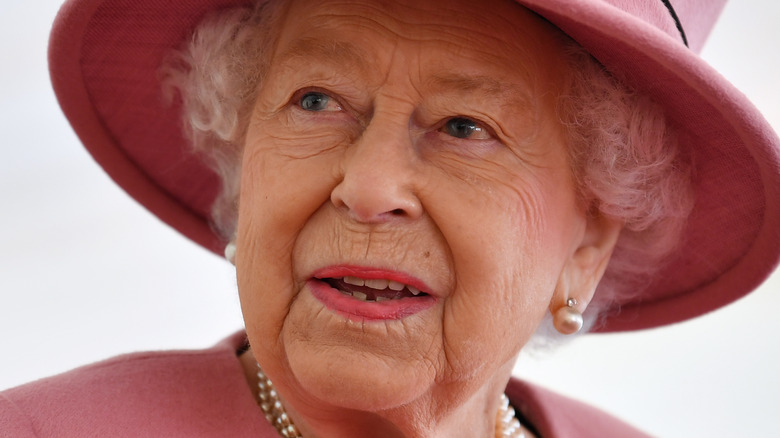 queen elizabeth pink hat