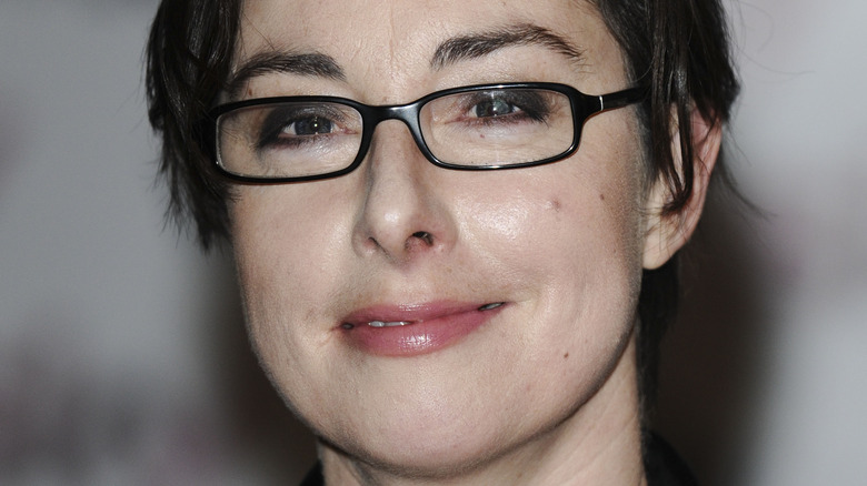  उसे ले लो's Sue Perkins smiling