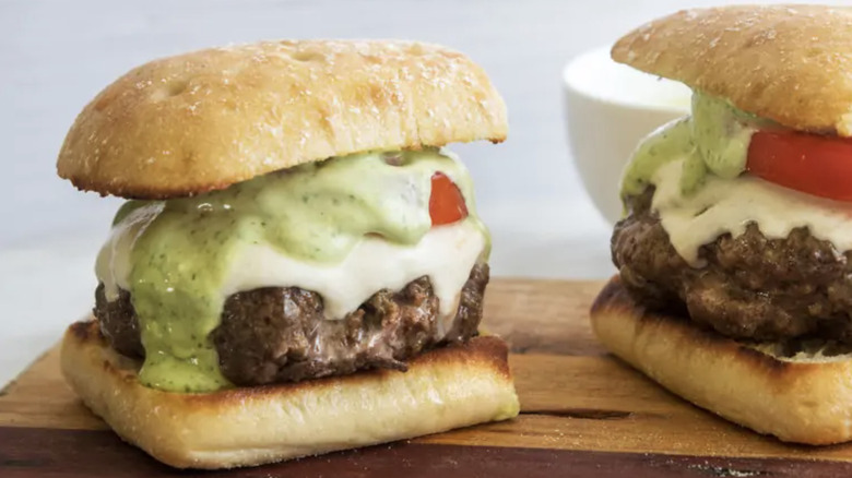 caprese burgers with pesto aioli
