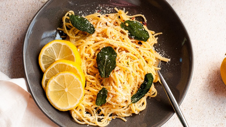 Lemon spaghetti in black bowl