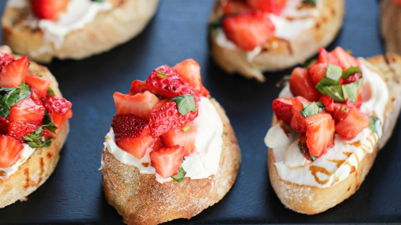 bruschetta with strawberries