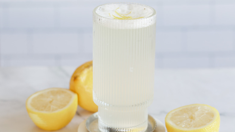 boire avec des copeaux de citron et des moitiés de citron