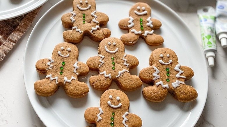 gingerbread men cookies on plate
