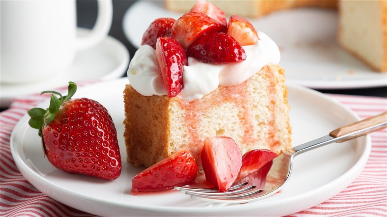 Strawberries and cream on pound cake