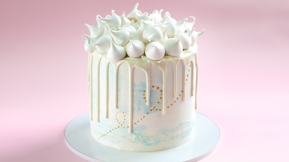 White chocolate kisses on cake