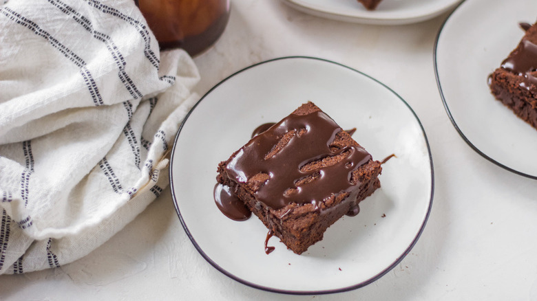 Single fudge brownie serving