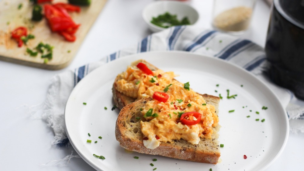 Gordon Ramsay scrambled eggs on toast in my lodge pot : r/castiron