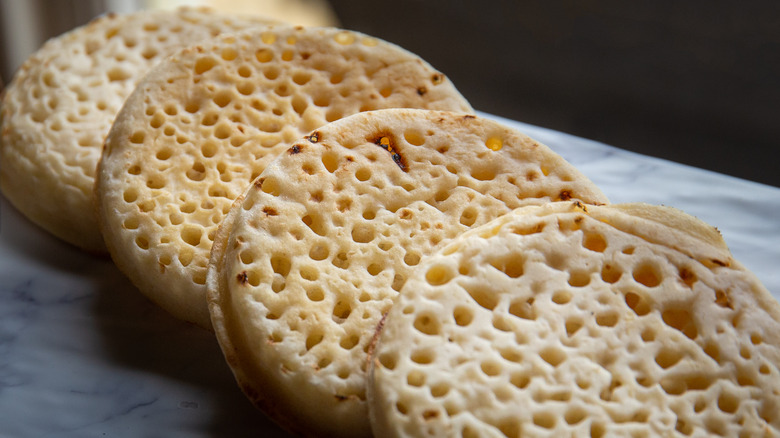  Empat crumpet dengan lubang di permukaannya