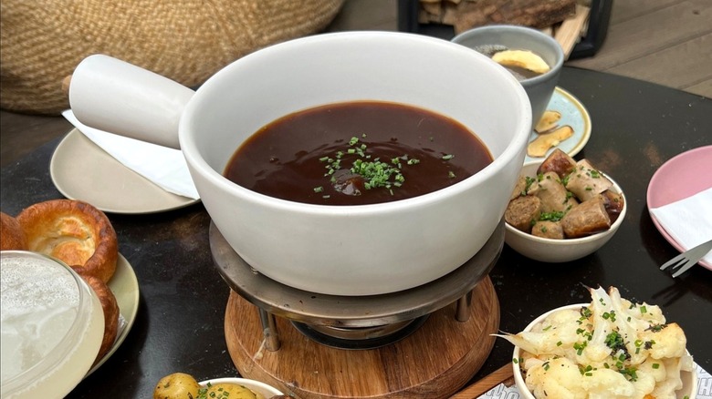 Gravy fondue served with vegetables