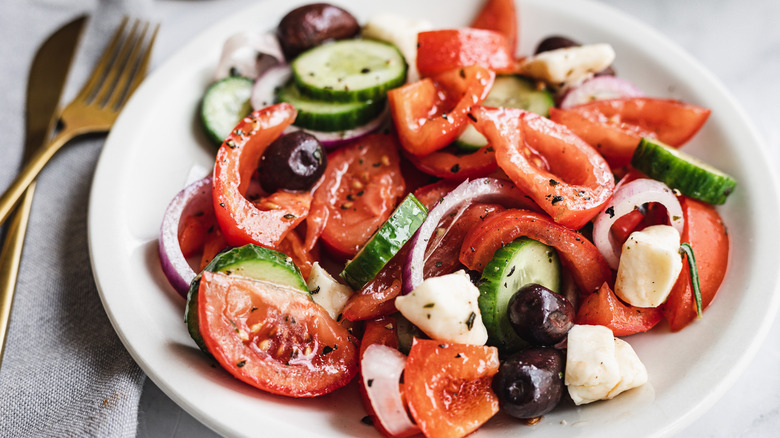 Salade grecque sur assiette