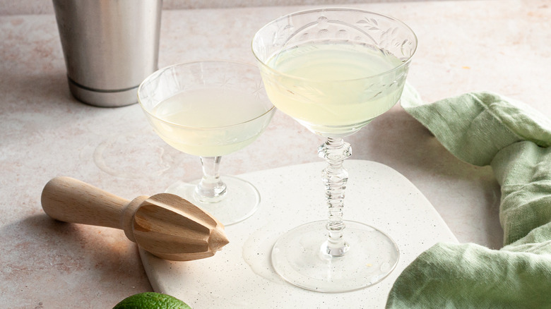 deux cocktails verts avec une serviette