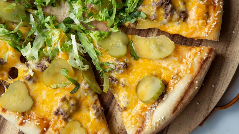 cheeseburger pizza slices