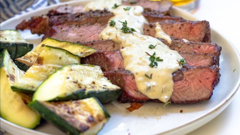 Steak au poivre with zucchini