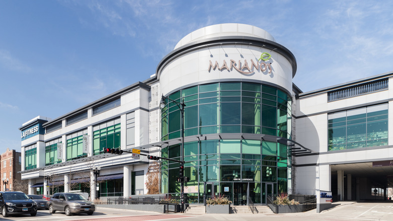 Exterior of a Mariano's supermarket in Chicago