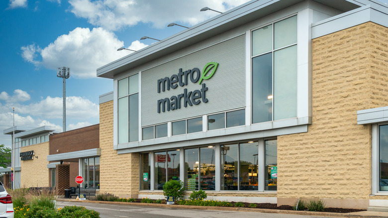 Exterior of a Metro Market grocery store in Milwaukee, Wisconsin