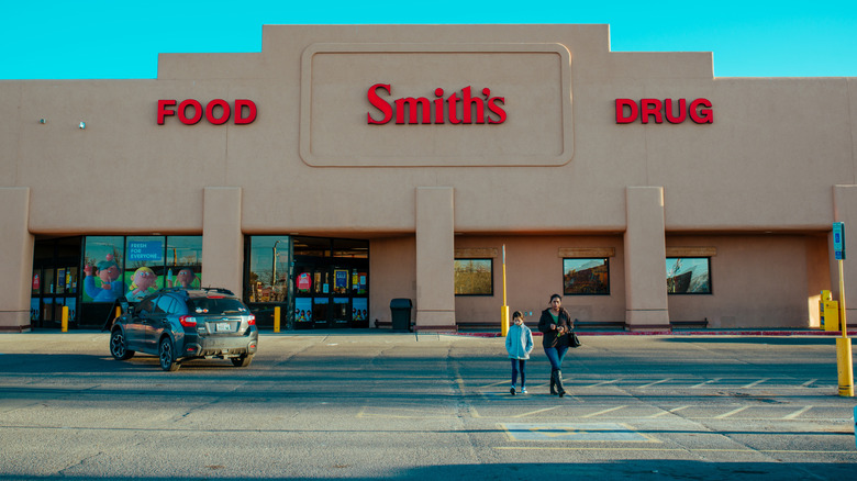 Exterior of a Smith's grocery store in Santa Fe, New Mexico