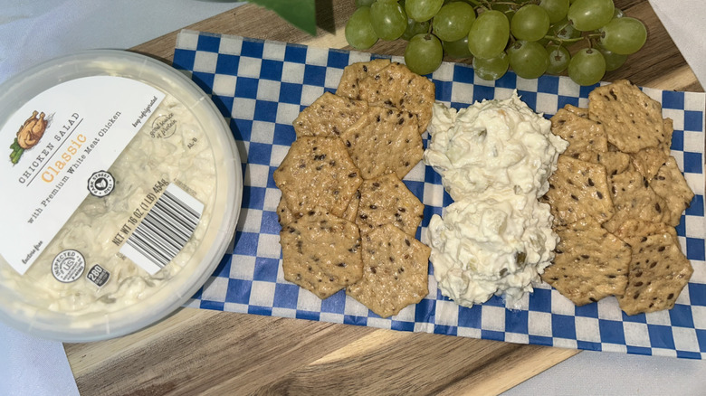 Two scoops of chicken salad between crackers