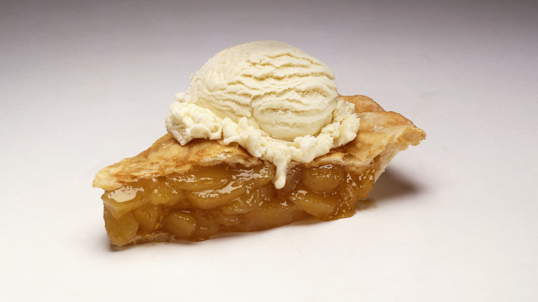 apple pie with ice cream