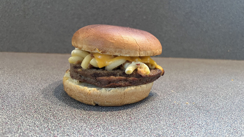 Close up of the mac n cheese burger