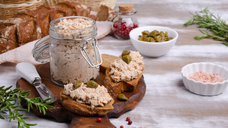   Fischaufstrich mit Brot und Kapern