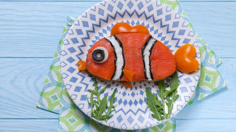   divertente design artistico di cibo per pesci fatto di pesce