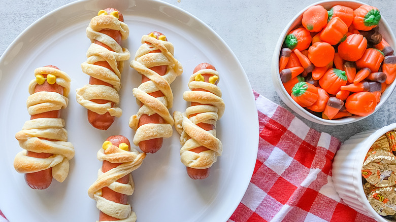 hot dog on a plate 