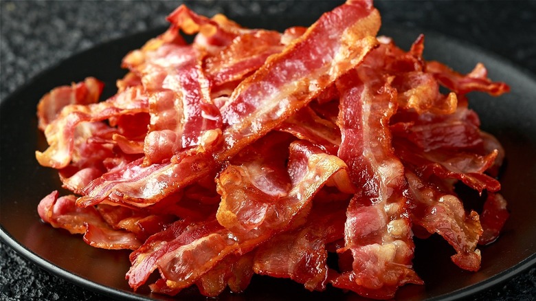 plate of cooked bacon strips