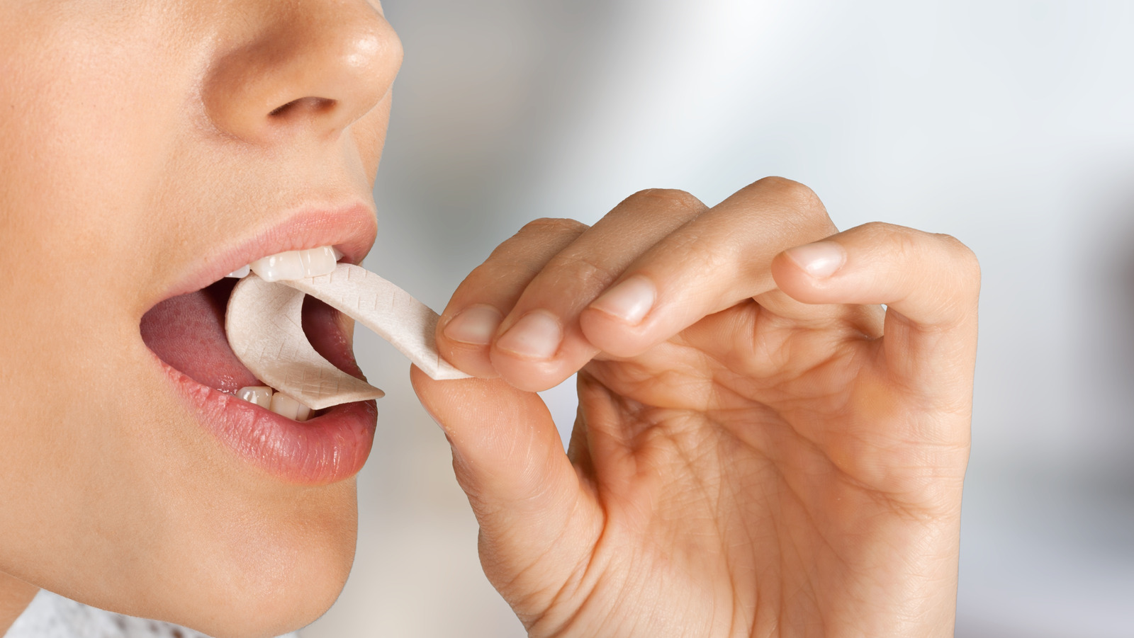 Когда держишь пост можно ли глотать слюну. Жевание резинки. Жевательная резинка полезная для зубов. Жвачка и зубы. Жевать жвачку.
