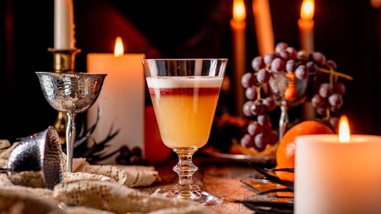 calice cocktail dans un décor de type médiéval