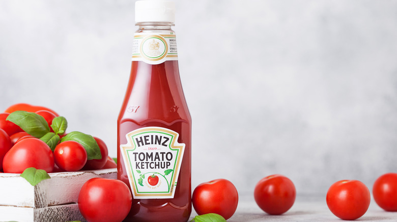 Bottle of Heinz ketchup next to tomatoes
