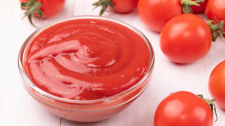 Bowl of ketchup