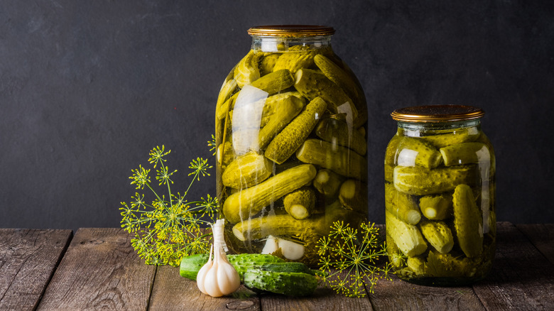 dill pickles in jars 
