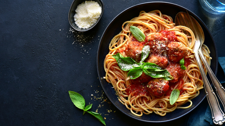  ciotola di spaghetti e polpette con basilico e parmigiano