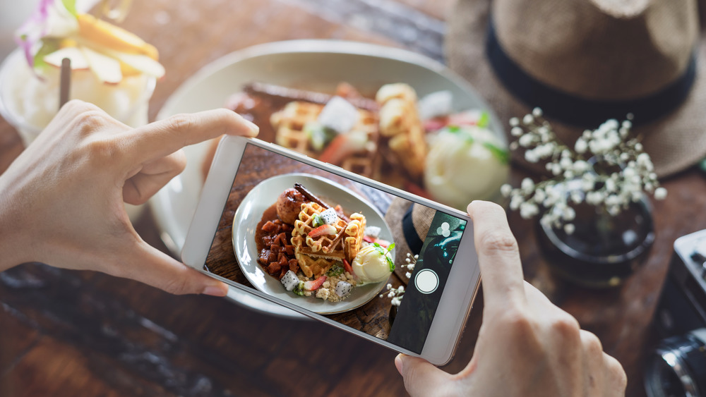 Photographing food with phone