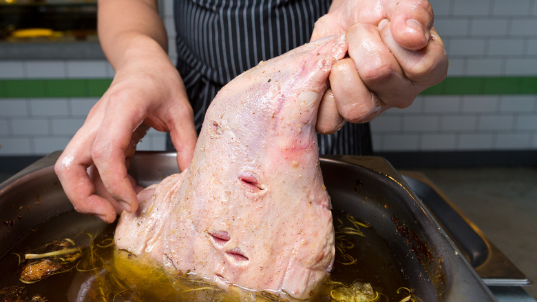 Marinating chicken in sauce