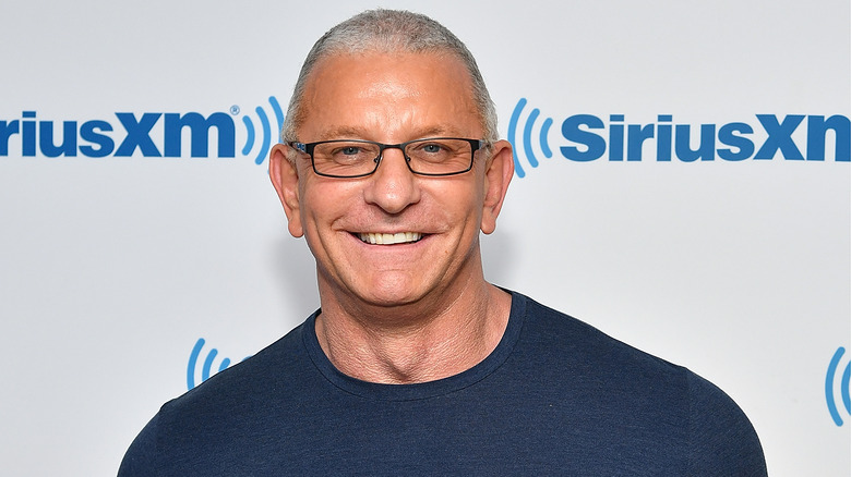 Robert Irvine in a blue T-shirt