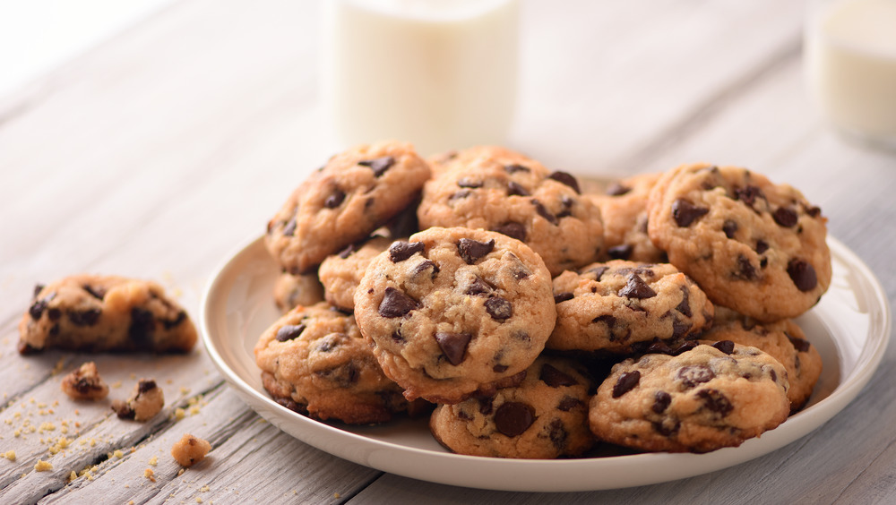 Chocolate chip cookies with milk