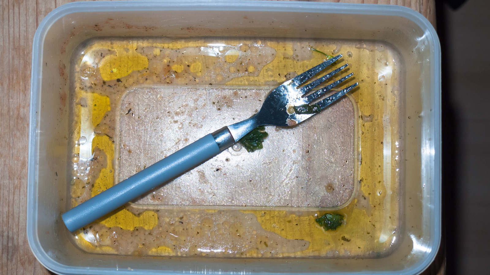 Here's The Best Way To Remove Odors From Your Tupperware