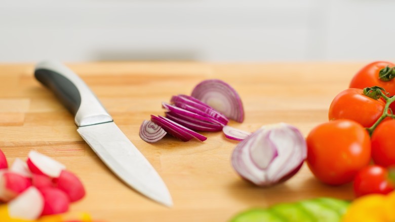 What You Should Do With Your Cutting Board Before Using A Knife