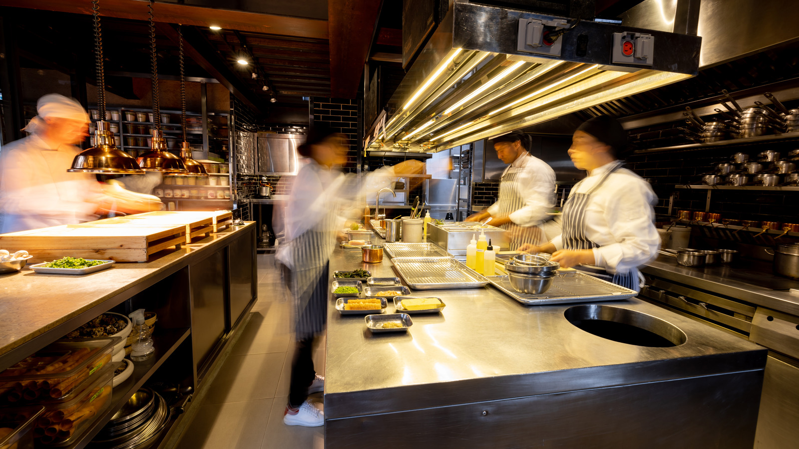 Here's What A Roundsman Actually Does In A Restaurant Kitchen