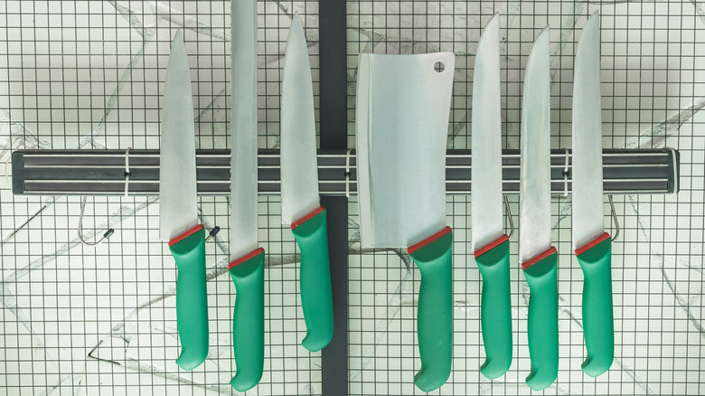 knives on magnetic strip