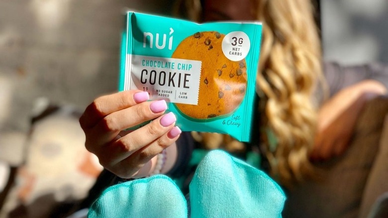 Woman holding Nui cookie packet