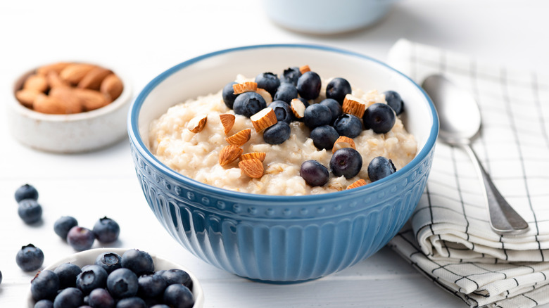 Oatmeal with blueberries and almonds