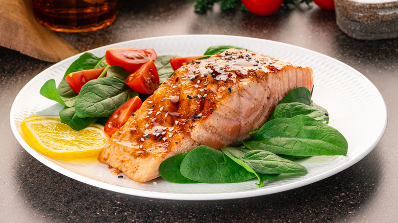 Salmon and salad 