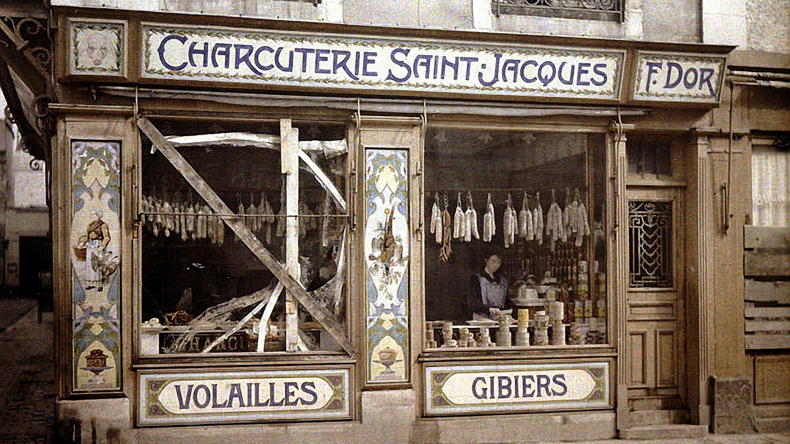 Старейшие витрины. Витрина кафе Франция 19 век. Мясная Лавка Англия 19 век. Старинные вывески. Витрины магазинов 19 века.